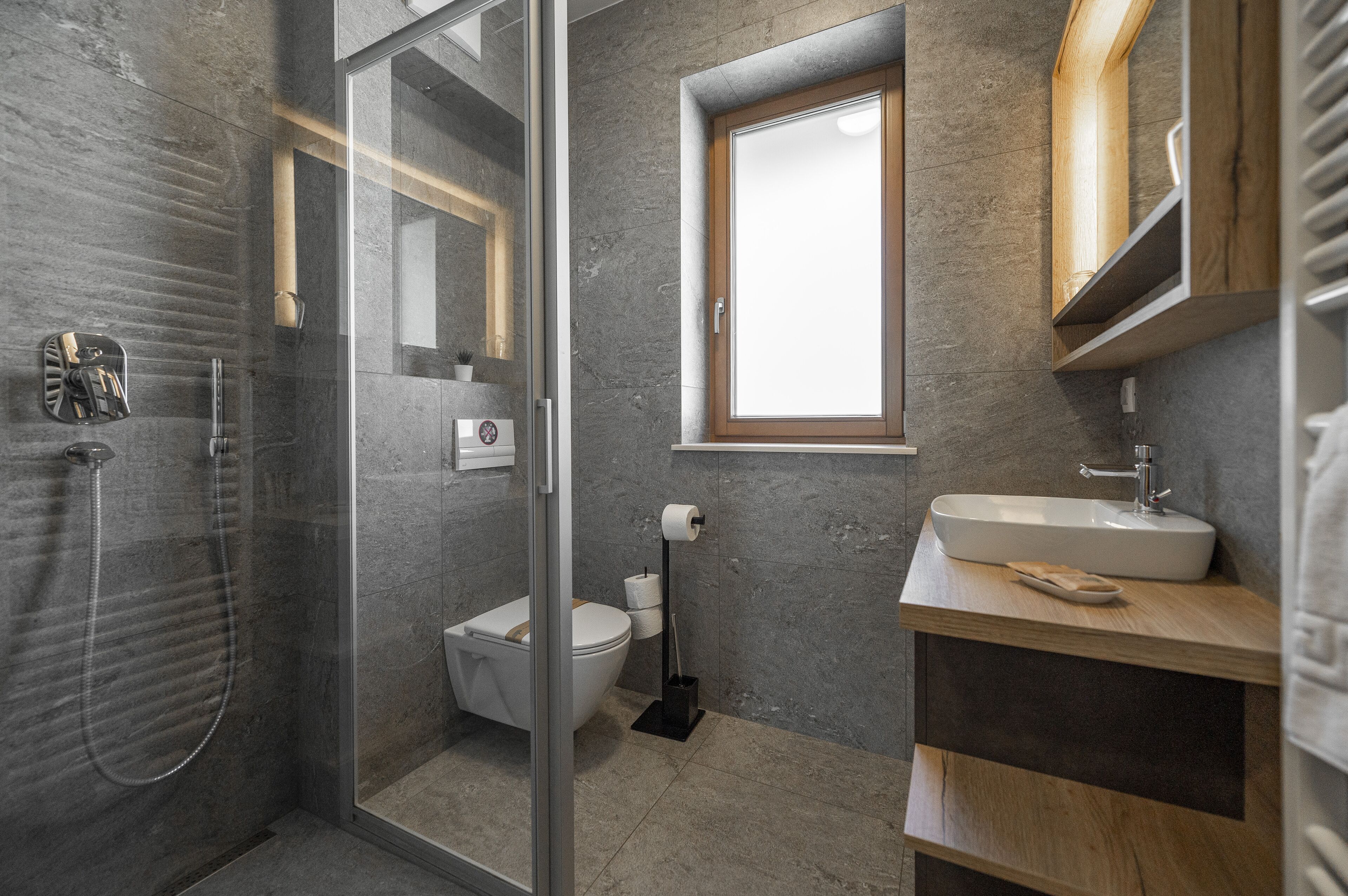 Chambre quadruple familiale | Salle de bain | Douche, pomme de douche hydromassante, articles de toilette (gratuits)