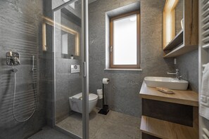 Habitación cuádruple familiar | Baño | Regadera, regadera con hidromasaje, amenidades de baño gratuitas
