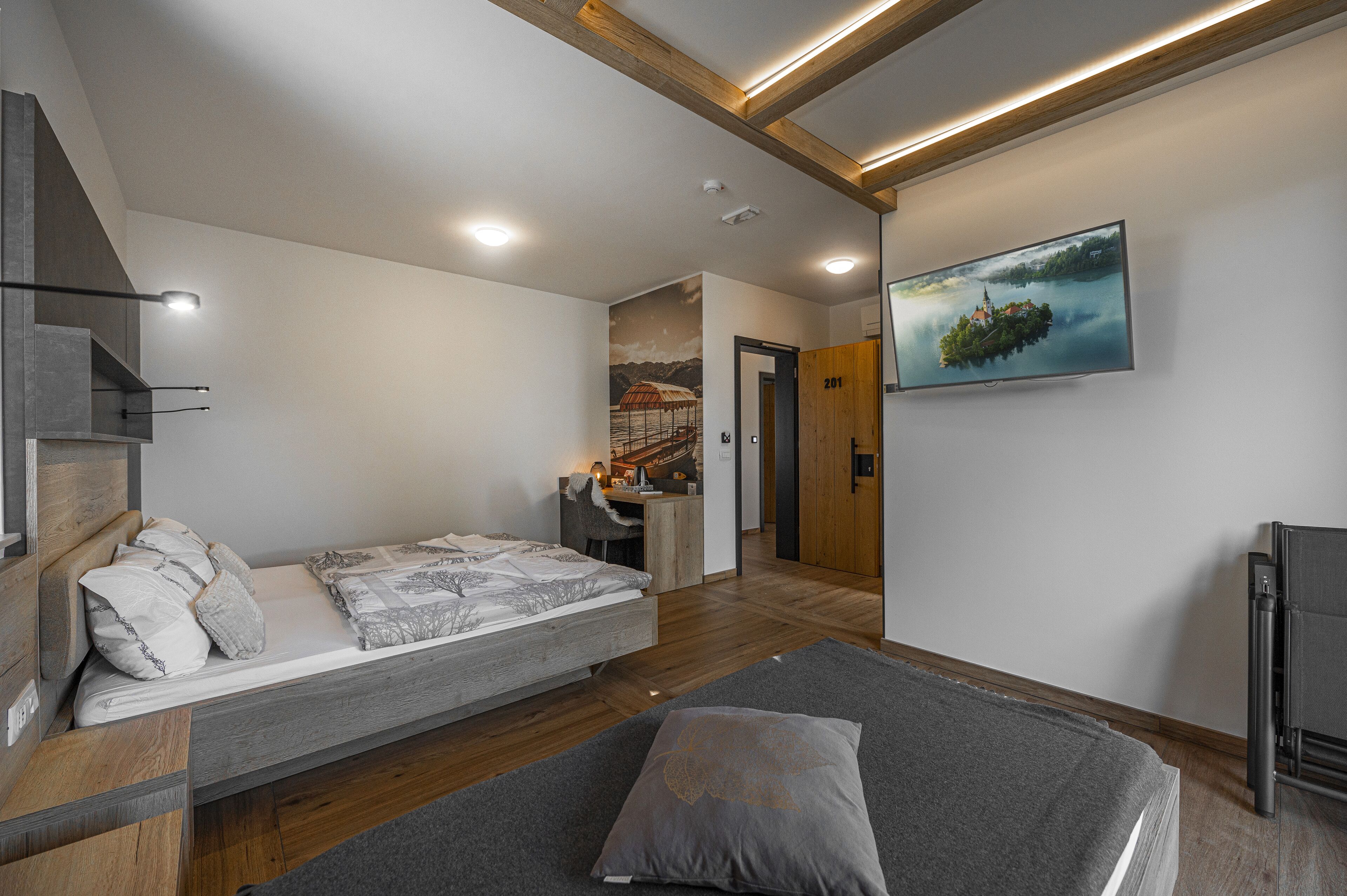 Un dormitorio moderno con una cama, un escritorio y un cuadro en la pared.