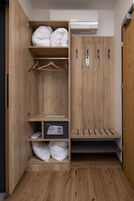 舒适三人房 | 高档床上用品、迷你吧、办公桌、笔记本电脑工作区