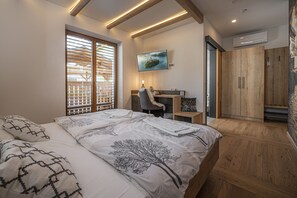 Habitació doble Comfort, 1 llit de matrimoni gran, amb bany privat, planta baixa | Roba de llit d'alta qualitat, minibar i escriptori 