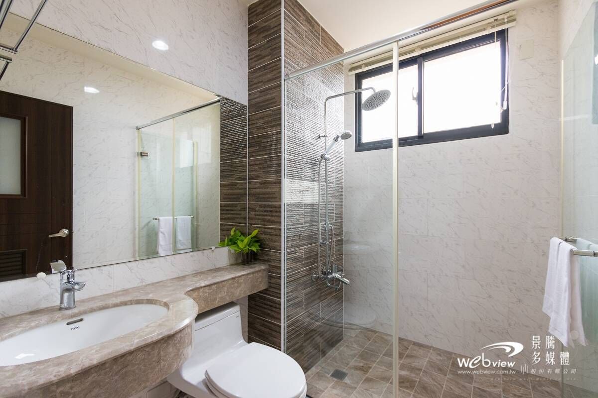 Deluxe Double Room (302) | Bathroom | Shower, free toiletries, hair dryer, slippers