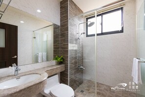 A modern bathroom with a glass-enclosed shower, a large mirror, and a marble sink. - Wild Fun Hualien (Ji'an)
