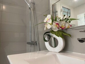Suihku, ympäristöystävälliset hygieniatuotteet, hiustenkuivaaja