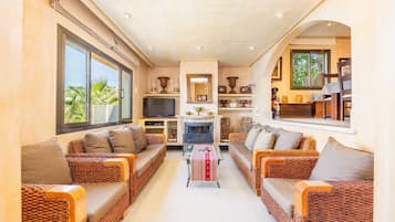 Fernseher, Kamin, Stereoanlage