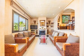 Televisión, chimenea, estéreo