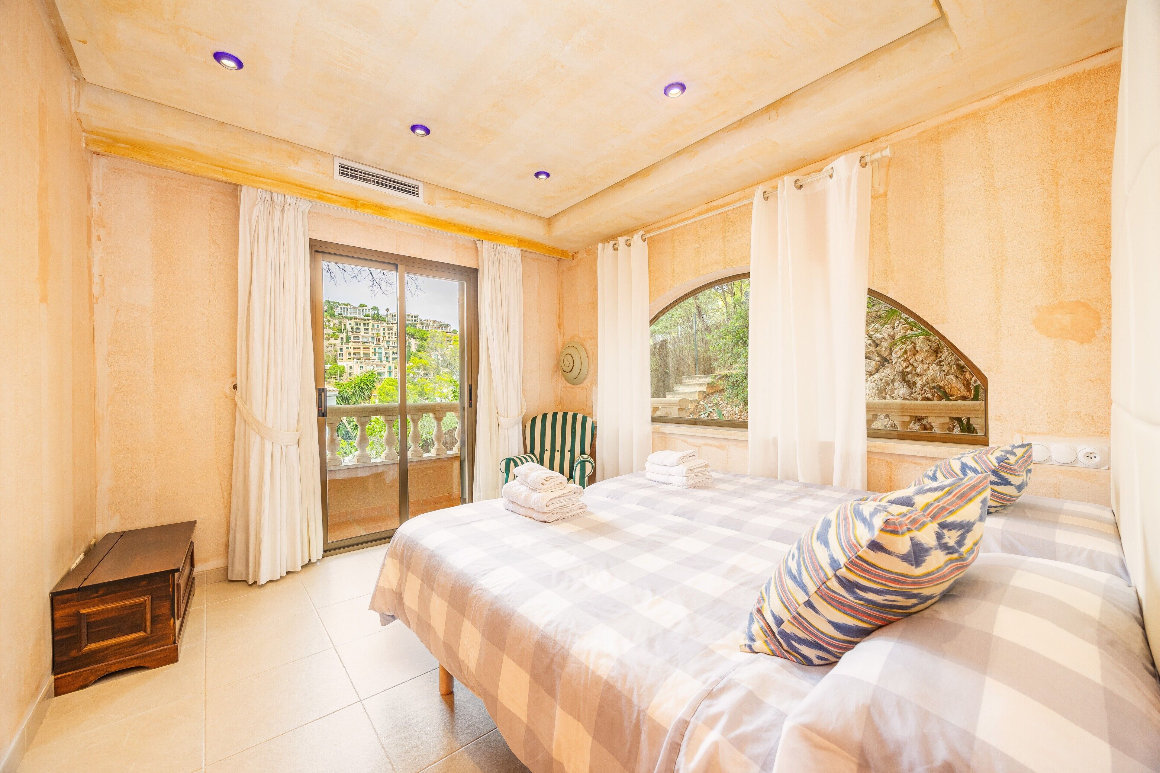 5 habitaciones, tabla de planchar con plancha y wifi gratis 