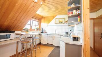 Wasserkocher mit Kaffee-/Teezubehör, Kühlschrank, Mikrowelle, Ofen