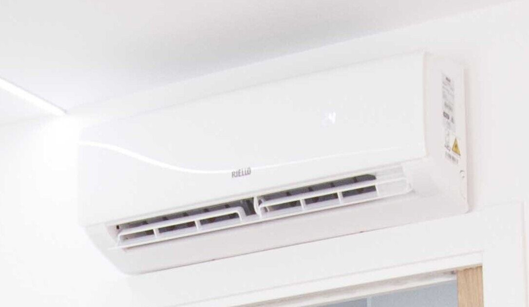 Un equipo de aire acondicionado blanco montado en la pared.