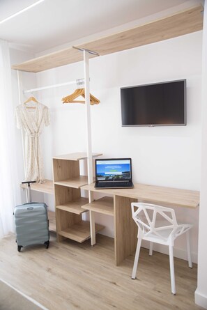 高级双人房或双床房 | 办公桌、免费 WiFi、床单