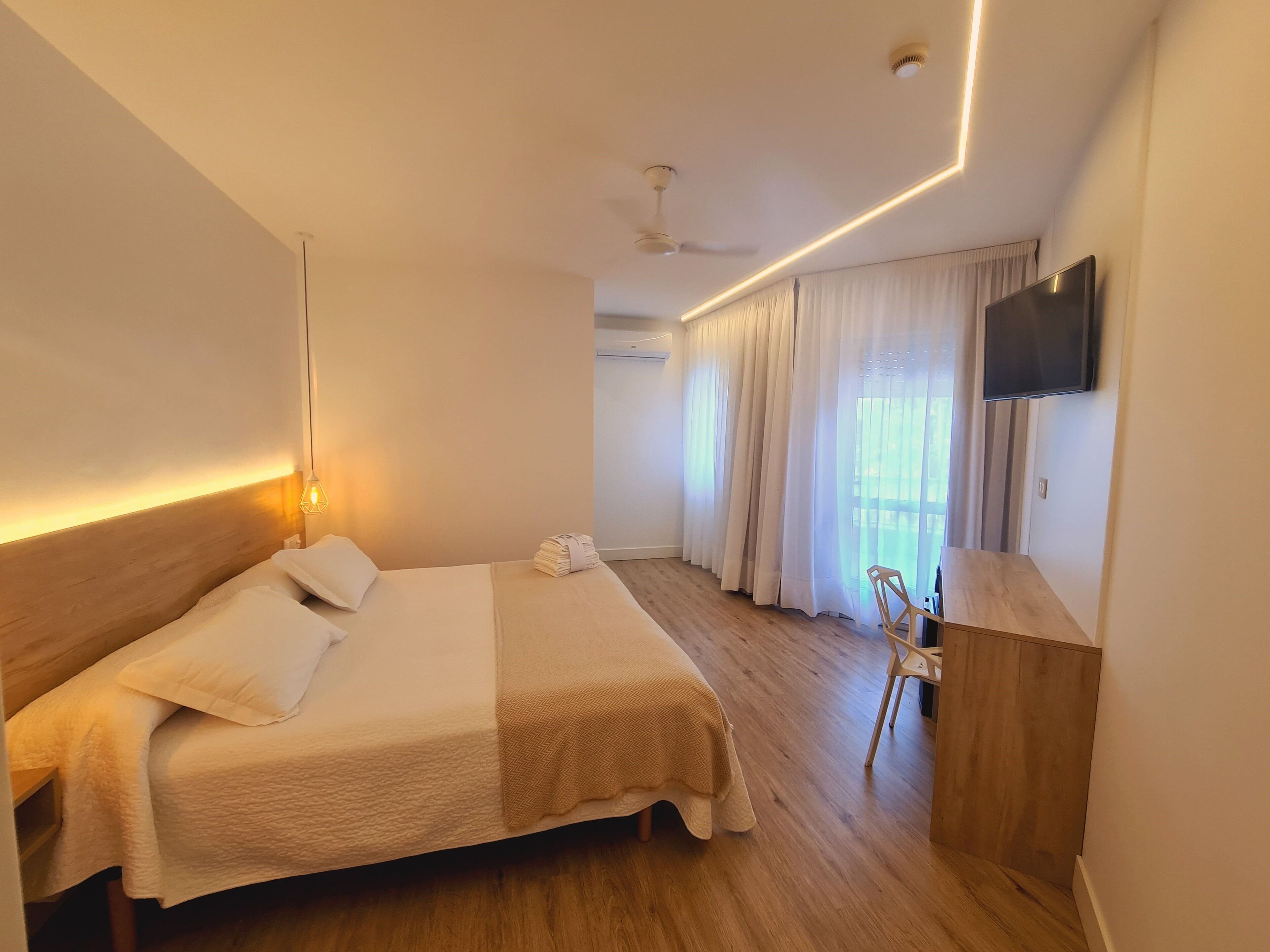 Standard-Doppel- oder -Zweibettzimmer, Bergblick | Schreibtisch, kostenloses WLAN, Bettwäsche