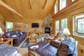 Fernseher, Kamin, DVD-Player