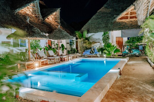 Piscine extérieure, parasols, chaises longues