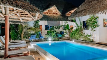 Piscine extérieure, parasols de plage, chaises longues