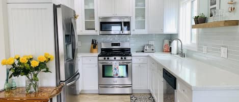 Refrigerador, microondas, horno, placa de cocina