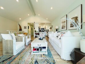 Smart TV, fireplace, books - The Kid  - Ocean Front Beach House at Hollywood Beach (Oxnard)