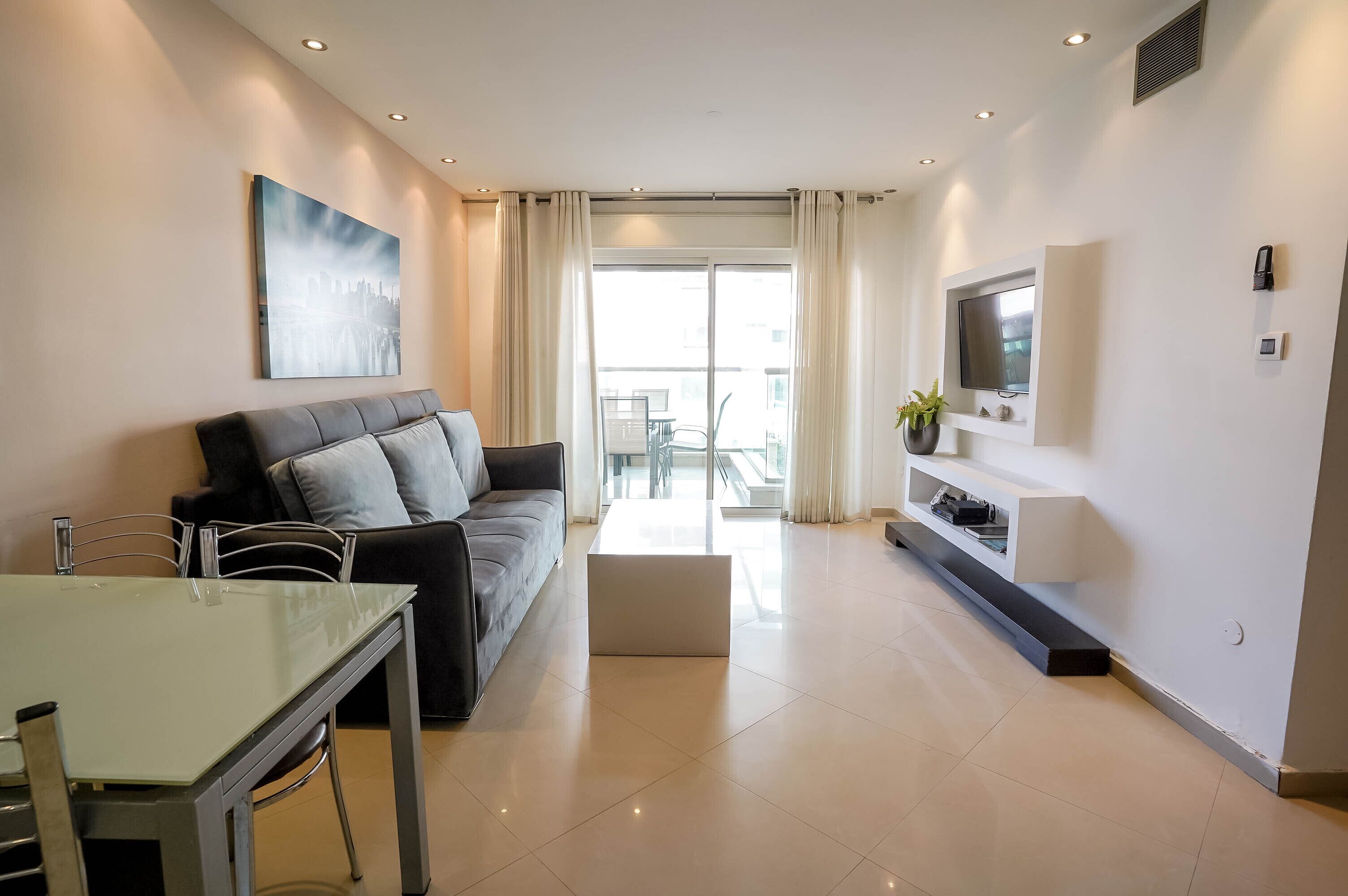 B1 APT 6 | Wohnbereich | 50-Zoll-Smart-TV mit Kabelempfang, Fernseher, Kamin