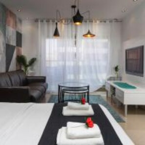 B1 APT 14 | Área de estar | Smart TV 50 polegadas com canais a cabo, TV, lareira