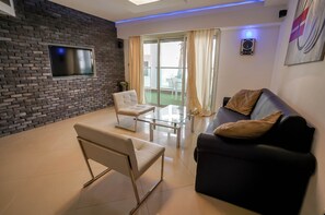 A2 APT 4 | Aire de séjour | Téléviseur connecté de 50 po avec télévision par câble, téléviseur
