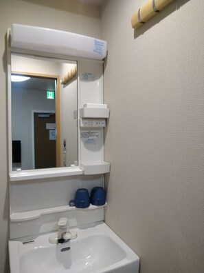 Dusj, hårføner, håndklær og såpe