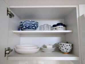 Fridge, microwave, stovetop, electric kettle - Issyuku Higashiueno Hotel 102 (Taito City)