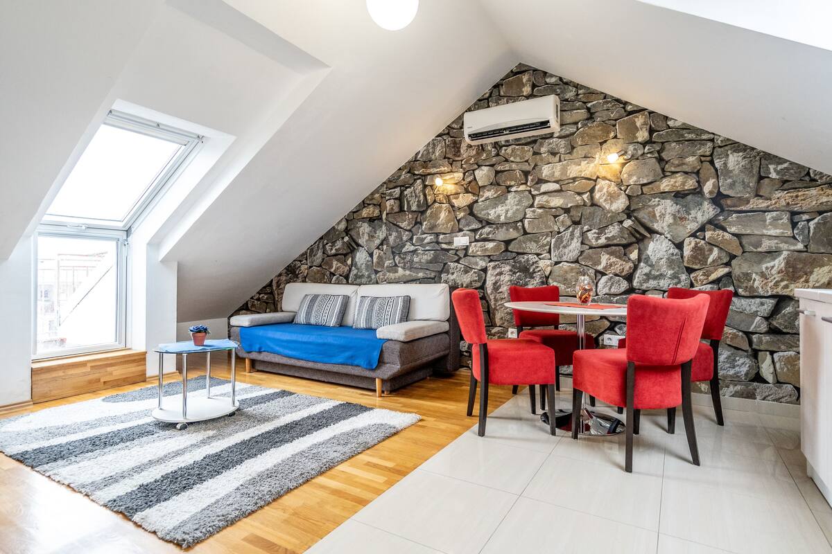Apartamento (Potkrovlje) | Área de estar | TV de tela plana 102 cm com canais via satélite, TV