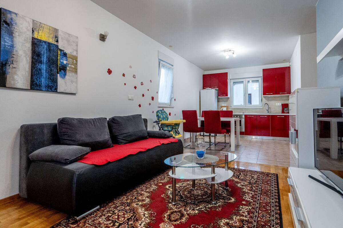 Apartamento (2.kat) | Área de estar | TV de tela plana 102 cm com canais via satélite, TV