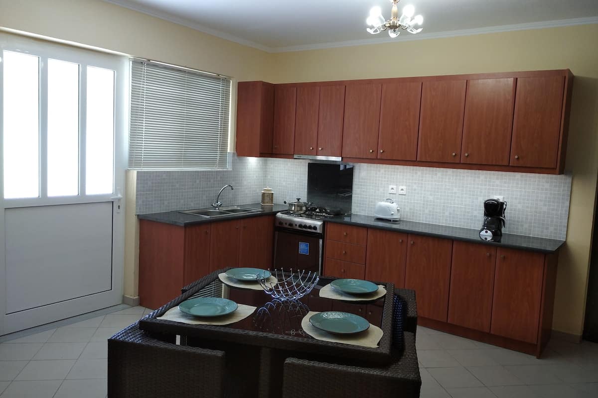 House, 2 Bedrooms | Private kitchen | Electric kettle, toaster, spices, paper towels