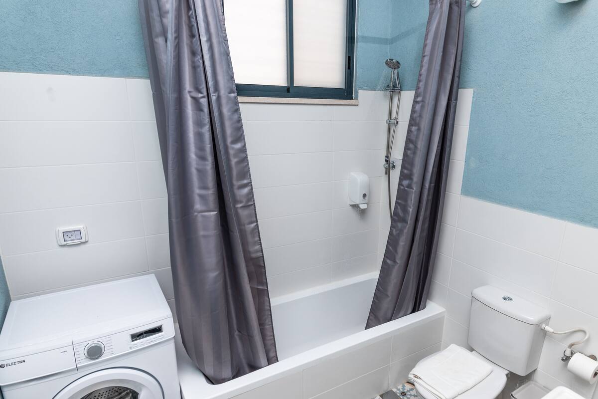 Apartamento familiar | Baño | Toallas, jabón, champú y papel higiénico