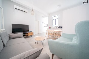 Apartamento luxo | Área de estar | TV, lareira