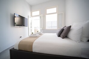 Lägenhet Deluxe | Värdeförvaringsskåp på rummet, skrivbord och arbetsyta för laptop