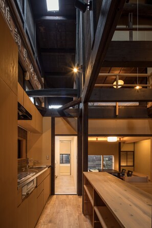 Refrigerador con freezer, microondas, placa de cocina