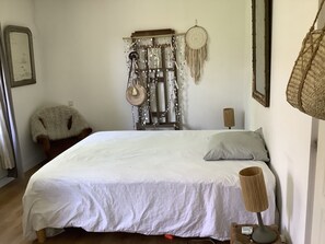 2 quartos, escrivaninha, ferros/tábuas de passar roupa, berço de viagem