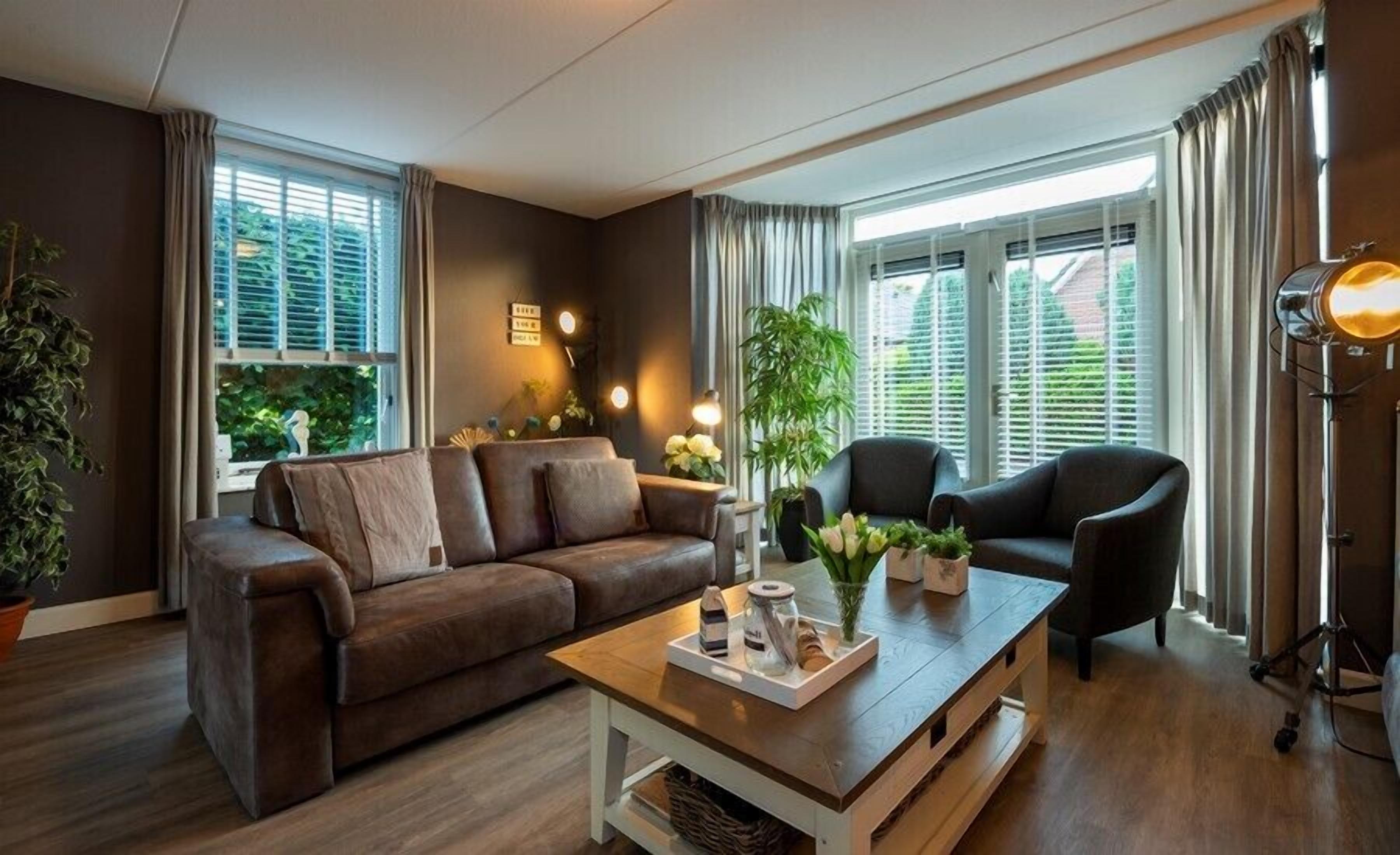 Télévision, cheminée, chaîne hi-fi