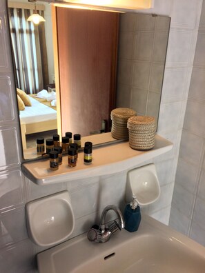 Shower, free toiletries, towels