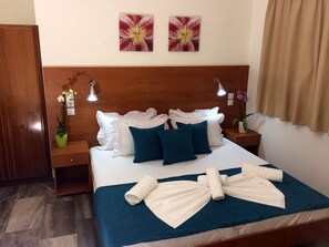 In-room safe, individually decorated, individually furnished, desk - Creta Sun Studios - Adults Only (Chania)
