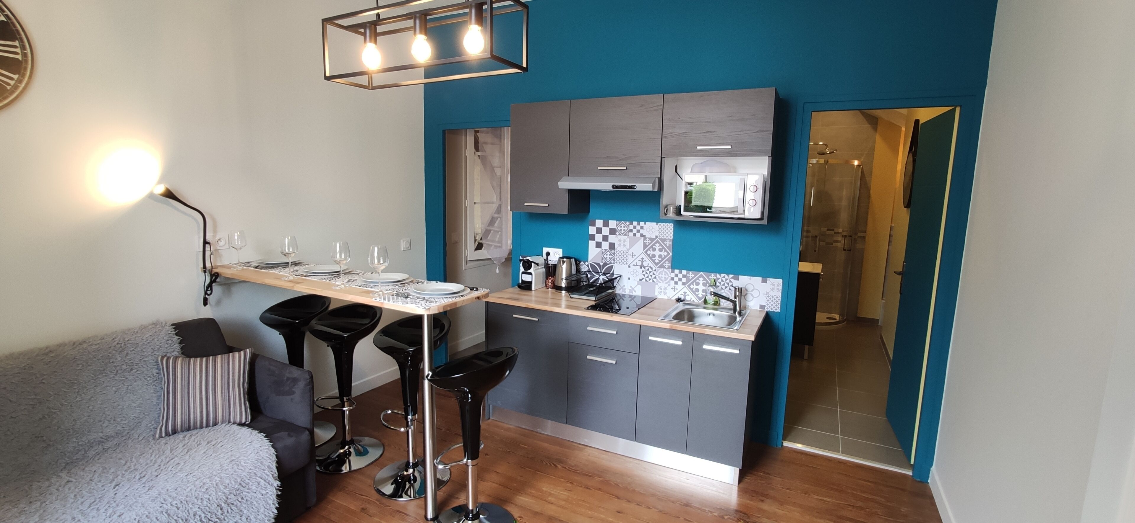 Een koelkast, een magnetron, een kookplaat