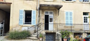 تفاصيل الفندق من الخارج