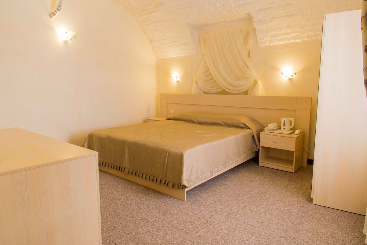 Comfort-Doppelzimmer | Individuell eingerichtet, Schreibtisch, laptopgeeigneter Arbeitsplatz
