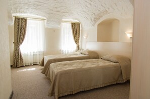 Standaard tweepersoonskamer | Individueel gemeubileerd, een bureau, een laptopwerkplek