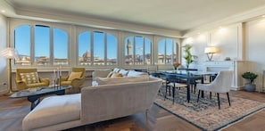 Apartment | Wohnzimmer | 32-Zoll-Fernseher mit Digitalempfang