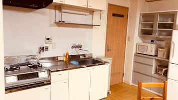 Room for 5 People | Private kitchenette | Full-size fridge, microwave, stovetop, electric kettle