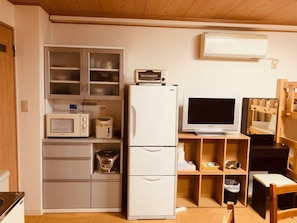 Room for 5 People | Microwave