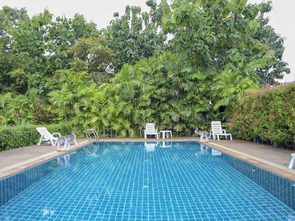 Outdoor pool - OYO 1101 Tanrak Bungalow (Chalong)