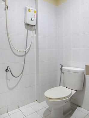 Bathroom - OYO 1101 Tanrak Bungalow (Chalong)
