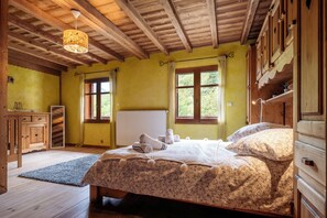 6 bedrooms, iron/ironing board, travel crib, free WiFi