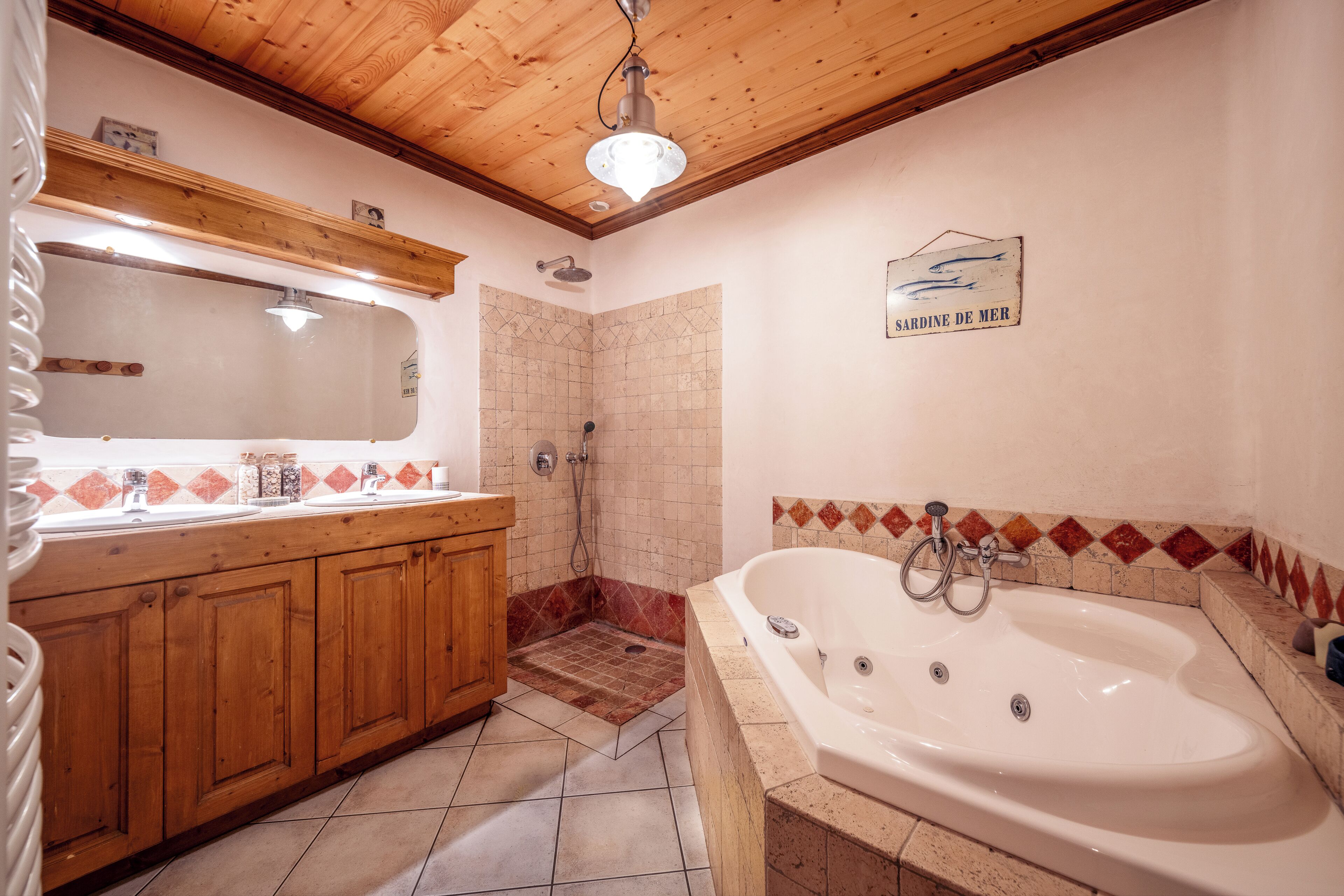 Ensemble douche/baignoire, baignoire à jets, sèche-cheveux
