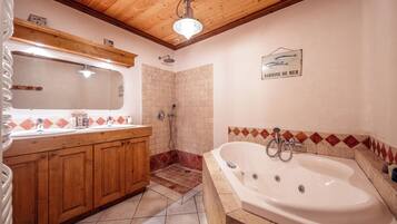 Ensemble douche/baignoire, baignoire Ă jets, sĂšche-cheveux