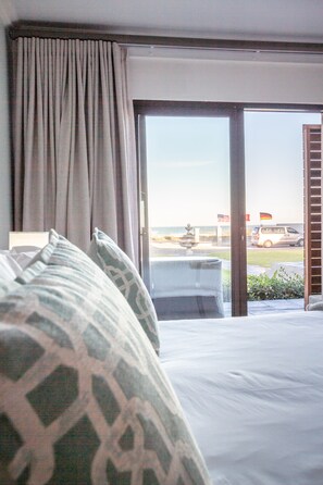 Room 0001 | Egyptian cotton sheets, premium bedding, minibar, desk - Chateau de Marine (Struisbaai)