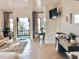 蜜月客房 | 起居区 | 43-英寸电视（配备卫星频道）